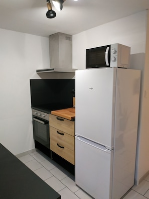 Fridge, microwave, oven, stovetop - la Lillebonnaise au Coeur de la Cité Romaine (Lillebonne)