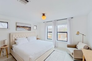 2 bedrooms, desk, Internet, bed sheets