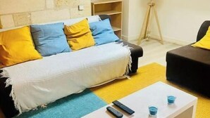 Un saló amb un sofà, una taula de centre i una làmpada.