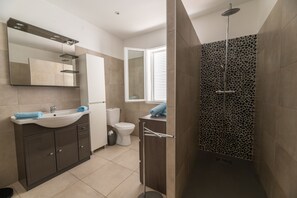 Shower, hair dryer, towels, soap - Nice t3 in a villa south entrance of bastia in furiani (Furiani)