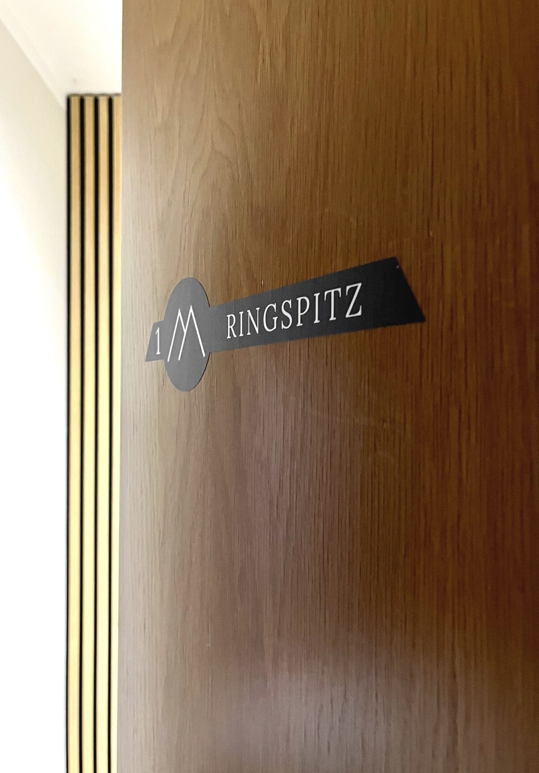 Una puerta de madera con un letrero que dice "1 RINGSPITZ".