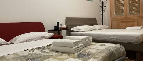 1 chambre, fer et planche à repasser, Wi-Fi gratuit, draps fournis