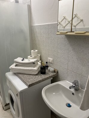 Haartrockner, Handtücher, Seife, Shampoo