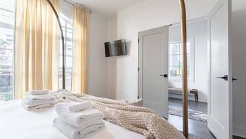 4 bedrooms, iron/ironing board, WiFi, bed sheets