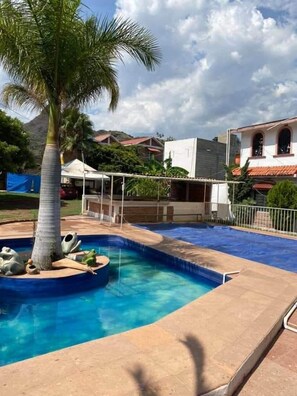 Una piscina al aire libre