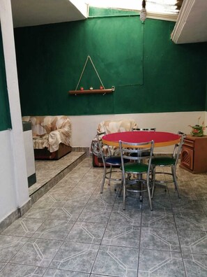 Familjestuga | Vardagsrum | 32-tums plasma-tv med digitalkanaler, tv och Netflix