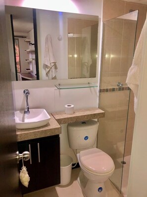 Shower, bidet - Spectacular South Valle del Lili Apartment (Cali)