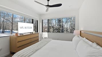 5 bedrooms, desk, iron/ironing board, travel crib