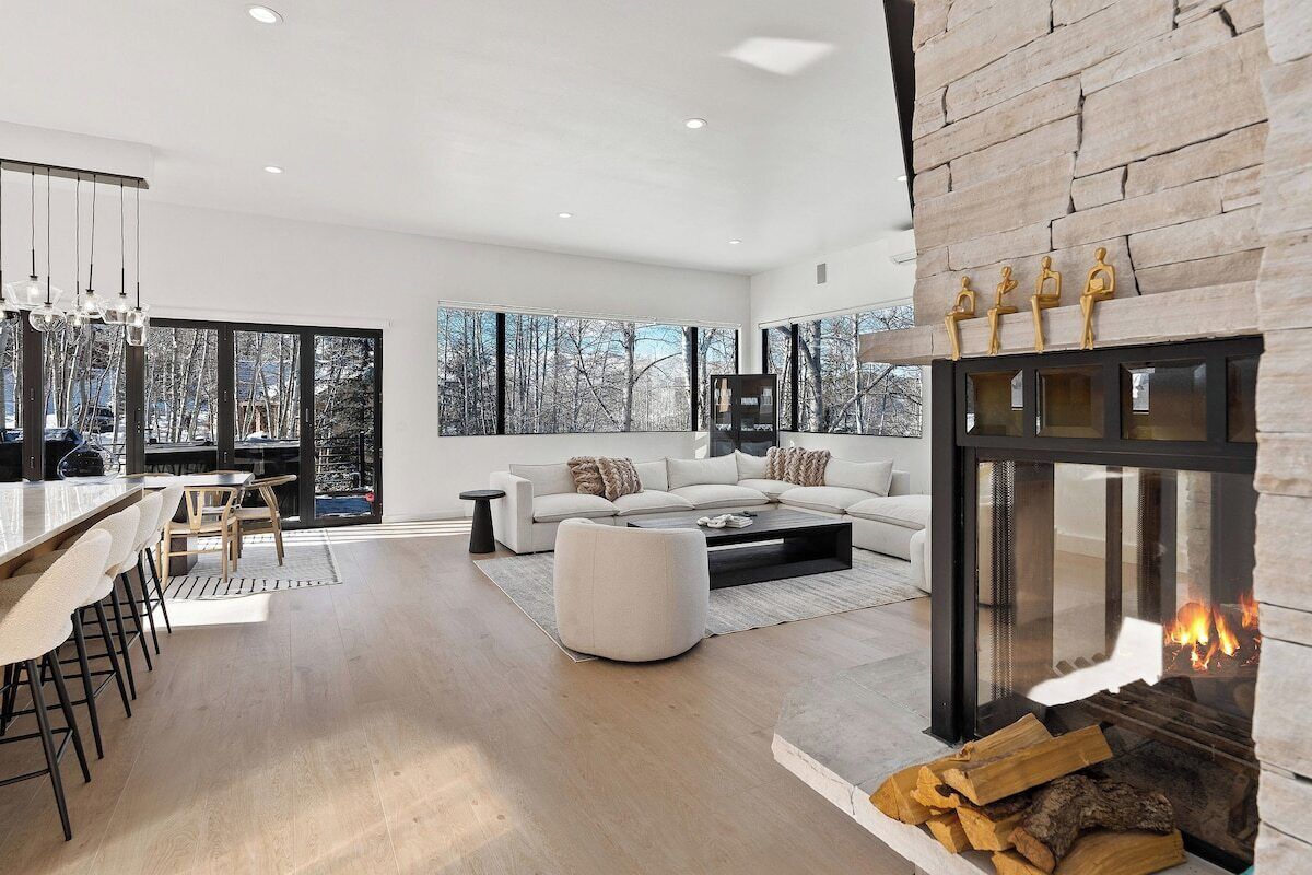 Smart TV, fireplace