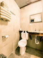 Ducha, artículos de higiene personal gratuitos, toallas y jabón