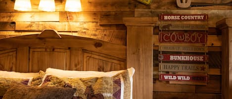 Standaard kamer, 1 kingsize bed, niet-roken, privébadkamer | Individueel gedecoreerd, gratis wifi, beddengoed