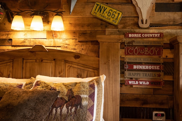 Standard Room, 1 King Bed, Non Smoking, Private Bathroom | Individually decorated, free WiFi, bed sheets