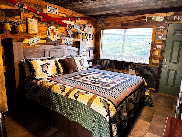 Standardzimmer, 1 King-Bett, Nichtraucher, eigenes Bad | Individuell dekoriert, kostenloses WLAN, Bettwäsche