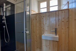 Shower, hair dryer, towels, soap - Logis du Guet au Coeur de la Bastide de Domme Ideal Pour2 Couples ou une Famille (Domme)