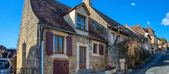 Logis du Guet au coeur de la Bastide de Domme ideal pour2 couples ou une famille