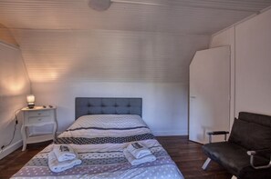 2 bedrooms, travel crib, free WiFi, bed sheets