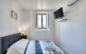 2 bedrooms, travel cot, free WiFi, bed sheets