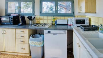 Réfrigérateur, micro-ondes, plaque de cuisson, lave-vaisselle
