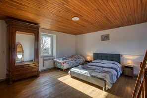 2 bedrooms, travel cot, free WiFi, bed sheets