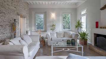 Smart TV, caminetto, tavolo da ping pong