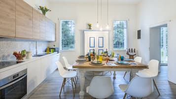 Frigorifero, microonde, forno, piano cottura