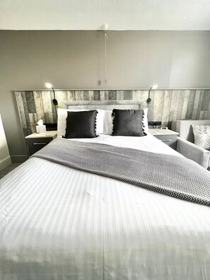 Habitación doble Deluxe | Tabla de planchar con plancha, wifi gratis y ropa de cama