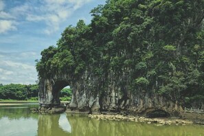 Formación rocosa natural con un arco sobre el agua.