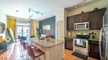 Een koelkast, een microgolfoven, een oven, een kookplaat