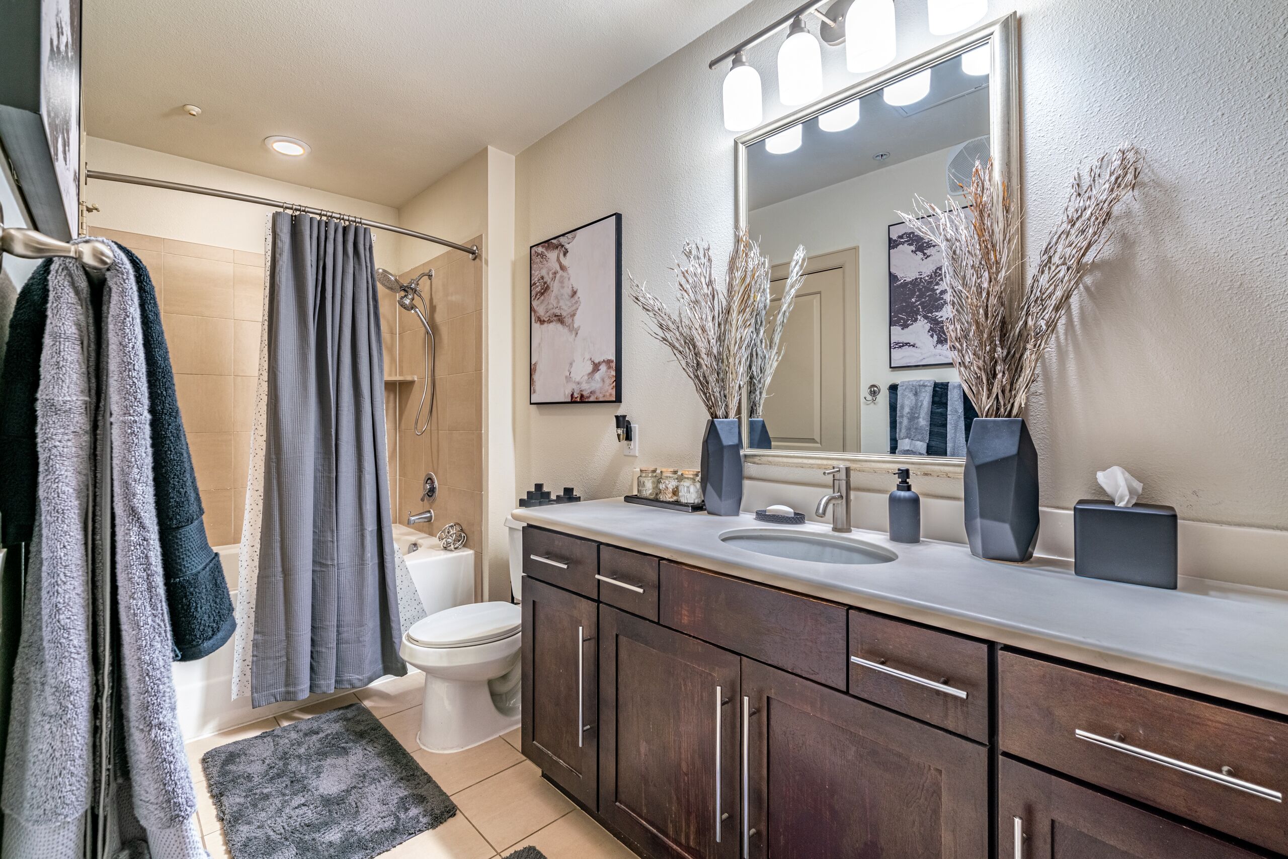 Sèche-cheveux, bidet, serviettes fournies, savon