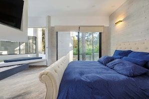 5 bedrooms, WiFi, bed sheets