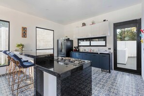 Fridge, microwave, oven, stovetop - Casa María - Tranquility and Design in the Forest (Valle de Bravo)