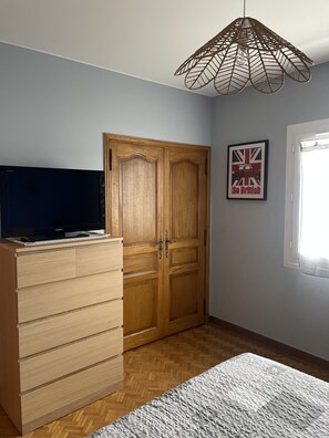 3 bedrooms, iron/ironing board, travel crib, free WiFi