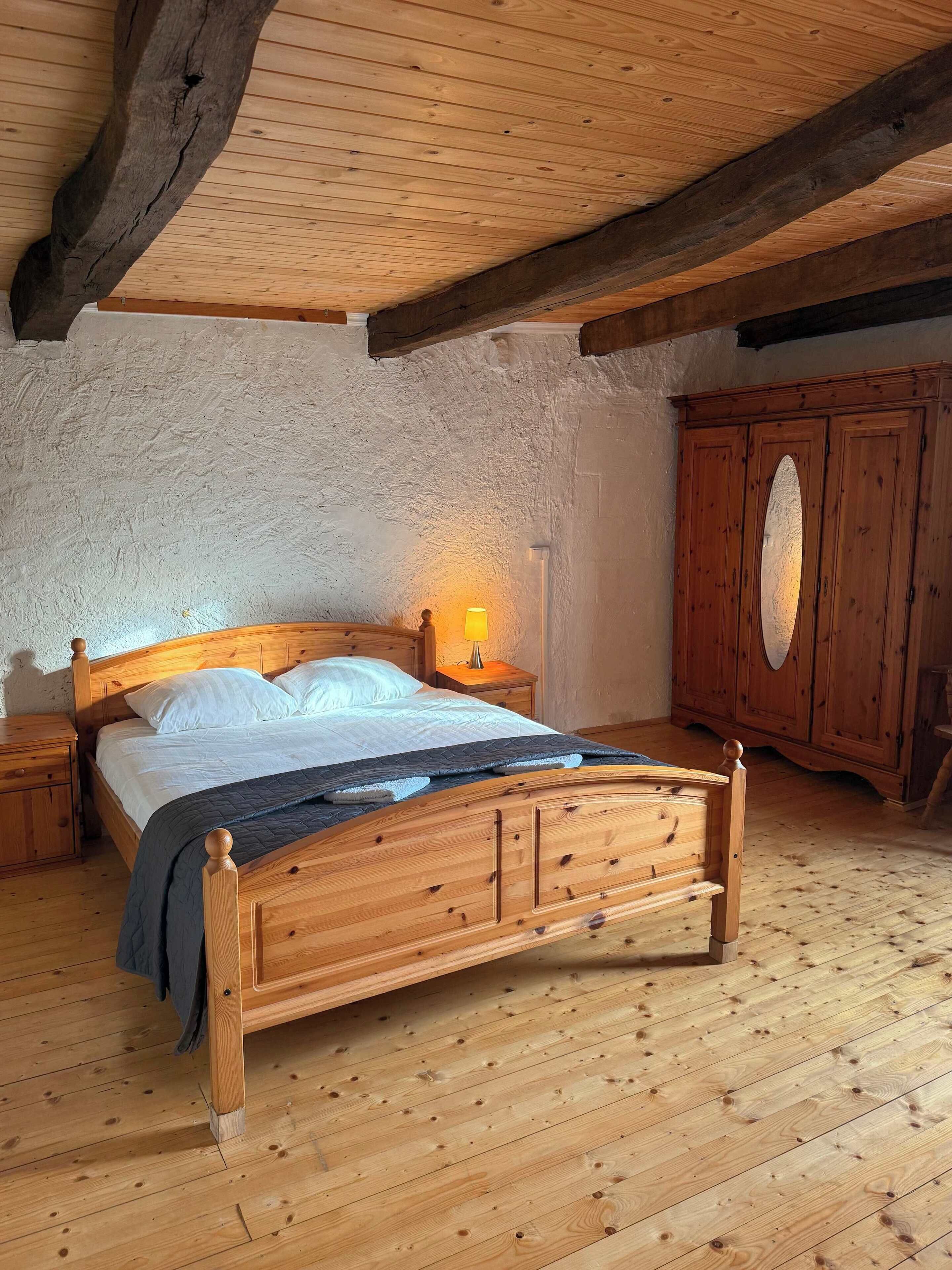 3 chambres, bureau, chambres insonorisées, fer et planche à repasser