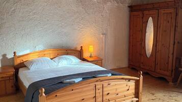 3 chambres, bureau, chambres insonorisées, fer et planche à repasser