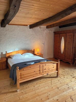 3 bedrooms, desk, iron/ironing board, WiFi