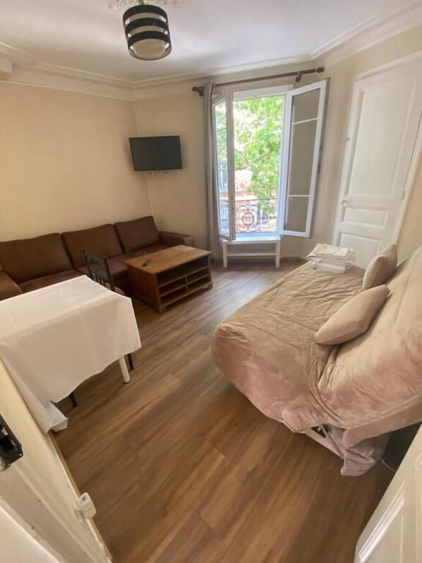 Familjerum för fyra | Vardagsrum | 80-centimeters LED-tv med kabelkanaler och tv