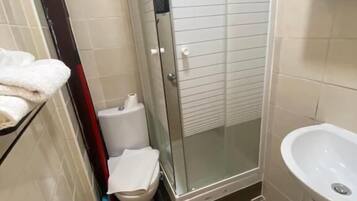 Family Quadruple Room | Bathroom