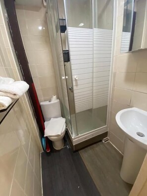 Family Quadruple Room | Bathroom | Shower, towels - RENT APPART - La Garenne Colombes (La Garenne-Colombes)