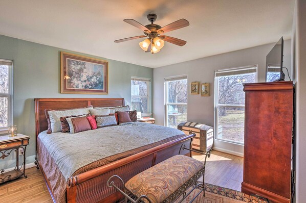 4 bedrooms, laptop workspace, iron/ironing board, free internet