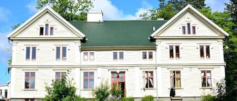 Konaklama yerinin ön cephesi