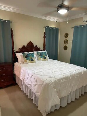 2 bedrooms, WiFi, bed sheets - Oasis@Lindsay: Centrally Located Kingston 2 bed Apt (Kingston)