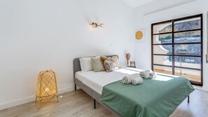 3 habitaciones, tabla de planchar con plancha y cuna de viaje
