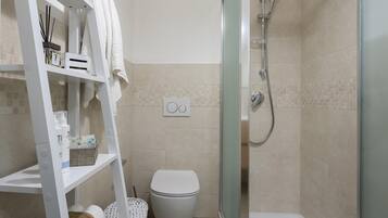 Dusche, Haartrockner, Bidet, Handtücher