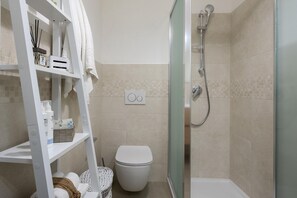 تجهيزات دش، مجففات شعر، مراحيض شطف، مناشف