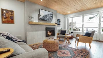 Een televisie en een open haard