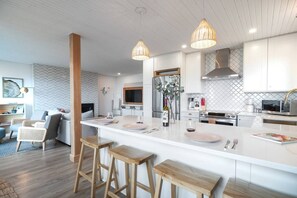 Interior - Sea, Sunrises, Sauna | Oceanfront Group Retreat (Campbell River)