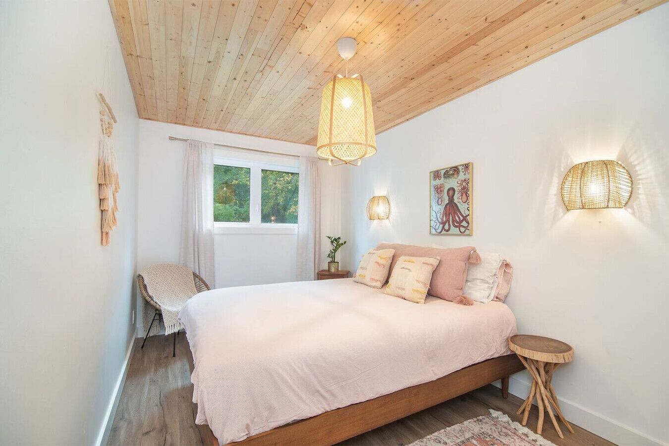 6 slaapkamers, een bureau, een strijkplank/strijkijzer, reisbedje