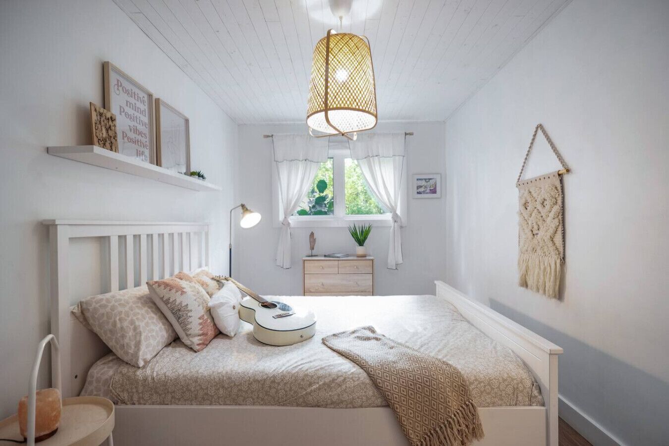 6 habitaciones, escritorio y tabla de planchar con plancha 