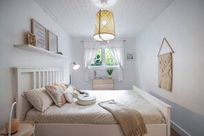 6 bedrooms, desk, iron/ironing board, travel cot - Sea, Sunrises, Sauna | Oceanfront Group Retreat (Campbell River)