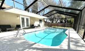 Utomhuspool och uppvärmd pool